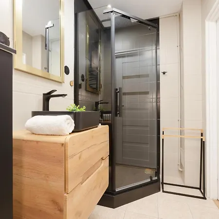 Family Unique For 4 People In Wola By Renters Apartment